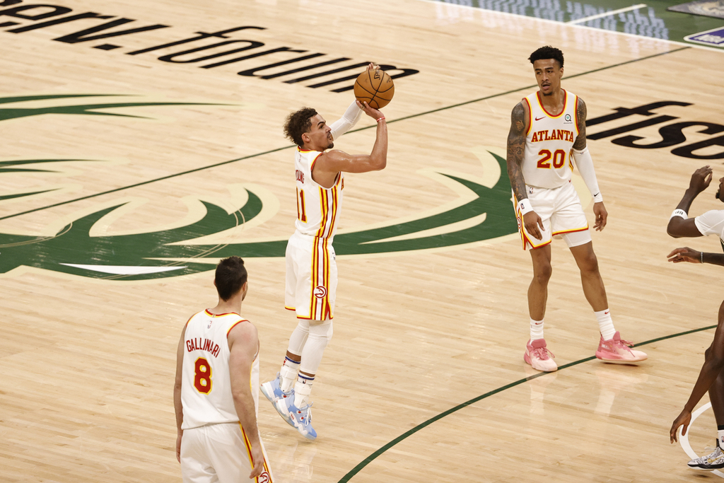 Trae Young bùng cháy với 48 điểm, Atlanta Hawks chặn đứng chuỗi thắng của Milwaukee Bucks - Ảnh 1.