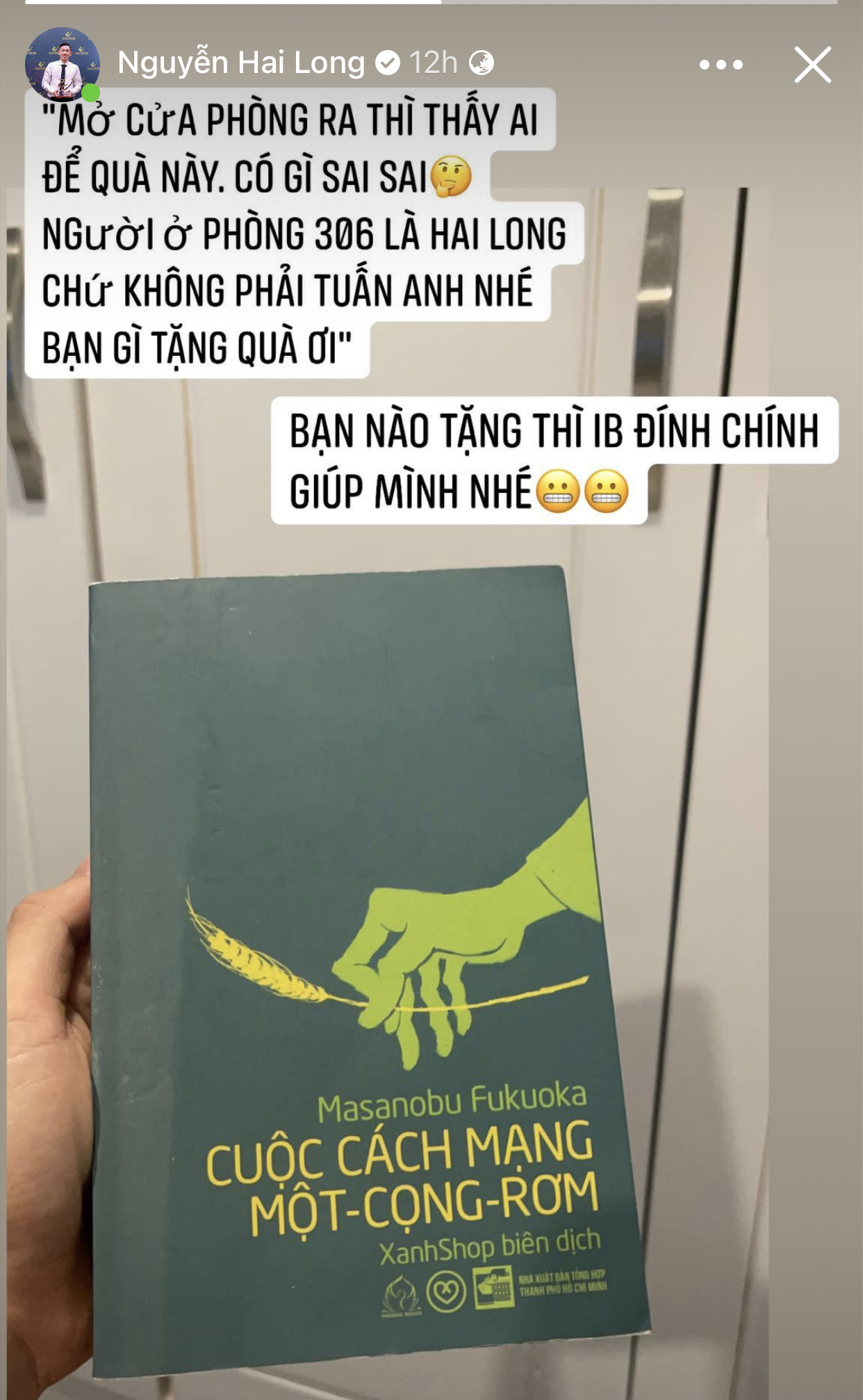 Tuyển thủ Việt Nam đang cách ly thì được tặng sách: Ngỡ ngàng và thấy &quot;sai sai&quot; - Ảnh 1.