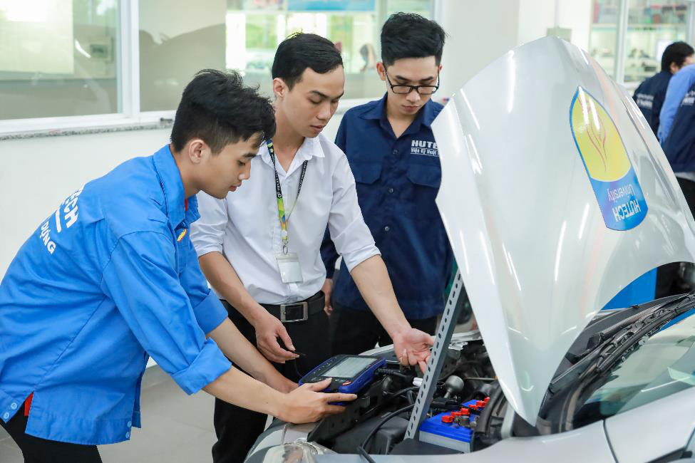 “Bí kíp” học ngành Công nghệ kỹ thuật ô tô: Bản lĩnh hơn từ hệ thống thực hành chuyên nghiệp - Ảnh 1.