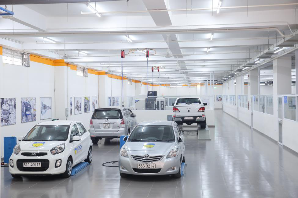 “Bí kíp” học ngành Công nghệ kỹ thuật ô tô: Bản lĩnh hơn từ hệ thống thực hành chuyên nghiệp - Ảnh 2.