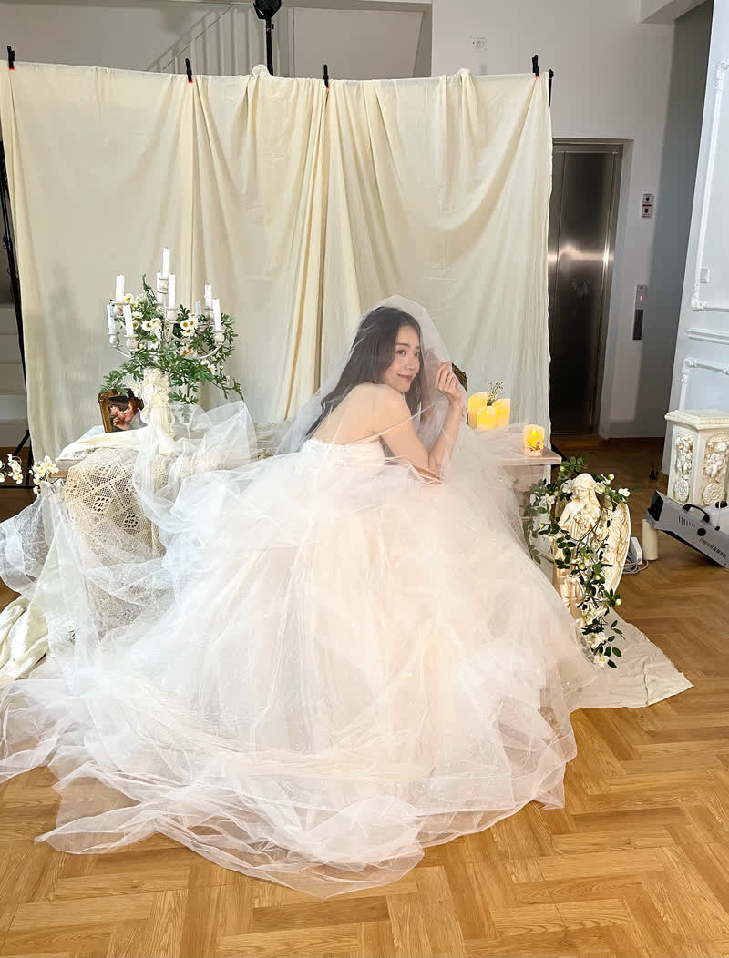 Đăng hình ảnh lộng lẫy trong bộ váy cưới, thiên thần Candice khiến dân tình thổn thức: Crush đi lấy chồng rồi sao? - Ảnh 3.