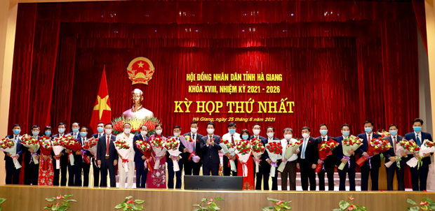 Chủ tịch HĐND, UBND các tỉnh Ninh Bình, Hà Giang đều tái đắc cử - Ảnh 2.