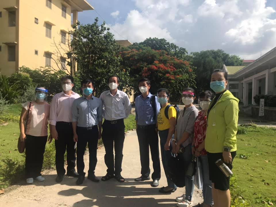 Bệnh viện Bệnh nhiệt đới dỡ bỏ phong tỏa, các bác sĩ đến khu cách ly của Đại học Quốc gia TP.HCM để chuẩn bị thành lập bệnh viện điều trị COVID-19 mới - Ảnh 3.