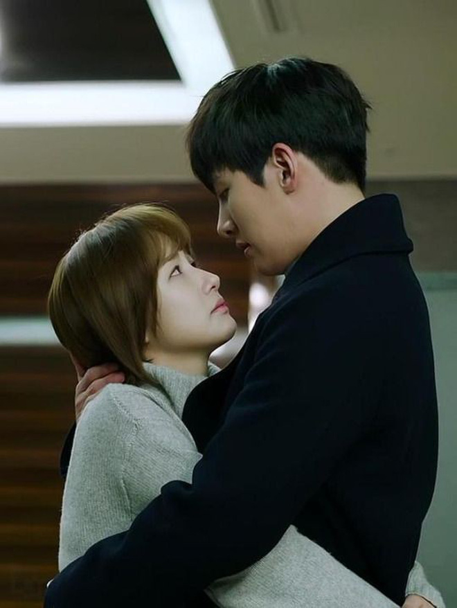 10 cặp đôi màn ảnh được fan phim Hàn kêu gào đòi tái hợp: Số 1 đích thị là IU - Lee Jun Ki rồi! - Ảnh 7. 10 cặp đôi màn ảnh được fan phim Hàn kêu gào đòi tái hợp: Số 1 đích thị là IU - Lee Jun Ki rồi! - Ảnh 7.