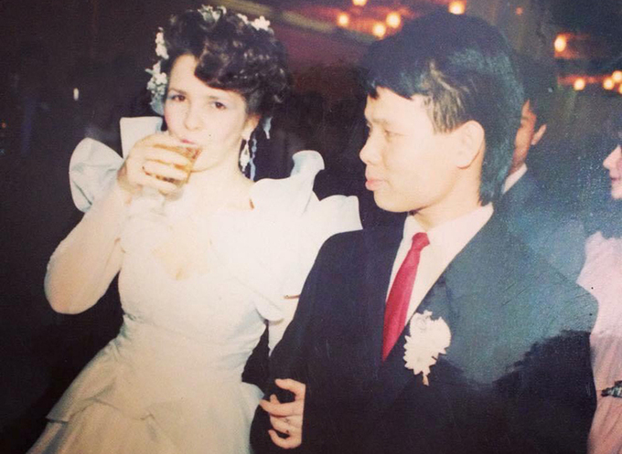Chuyện vợ Ukraine 20 năm chăm chồng Việt đột quỵ khiến dân mạng xúc động, hàng xóm tiết lộ sự thật về cặp đôi - Ảnh 1.