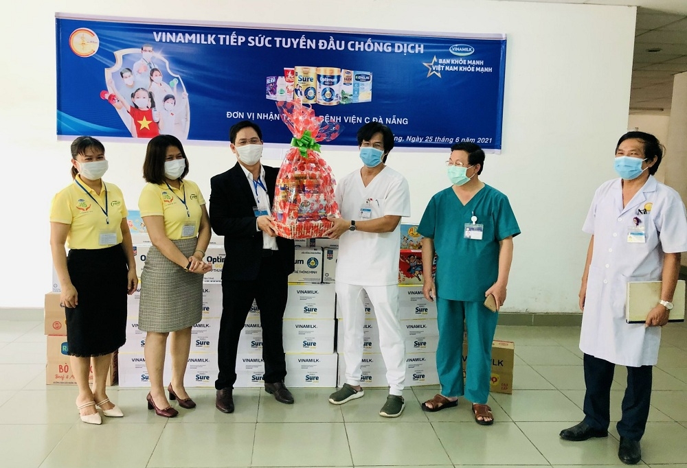 Vinamilk trao tặng món quà sức khỏe đến cán bộ y tế tuyến đầu và gia đình nhân ngày Gia đình Việt Nam - Ảnh 2.