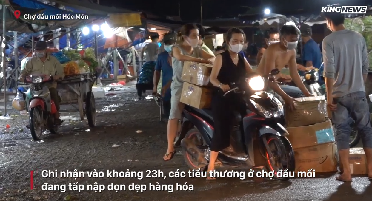 Chợ đầu mối Hóc Môn tạm dừng mua bán trực tiếp sau 19 ca F0, tiểu thương ùn ùn đẩy hàng ra ngoài trước giờ đóng cửa - Ảnh 3.