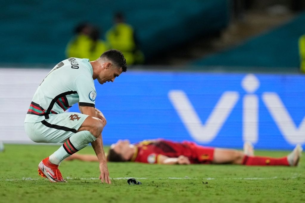Ronaldo ném chiếc băng đội trưởng, thất vọng khi chứng kiến Bồ Đào Nha bị loại khỏi Euro - Ảnh 5.