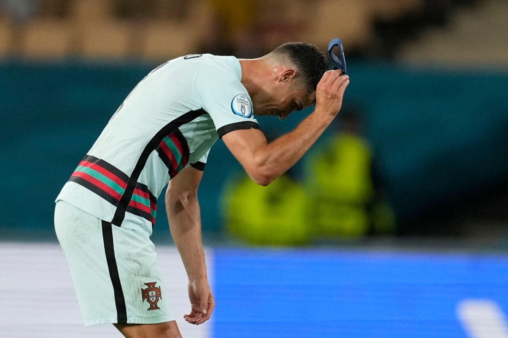 Ronaldo ném chiếc băng đội trưởng, thất vọng khi chứng kiến Bồ Đào Nha bị loại khỏi Euro - Ảnh 3.
