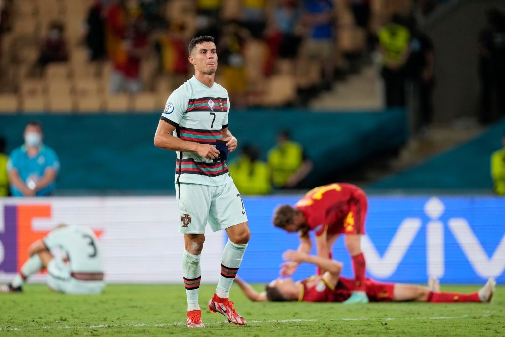 Ronaldo ném chiếc băng đội trưởng, thất vọng khi chứng kiến Bồ Đào Nha bị loại khỏi Euro - Ảnh 6.