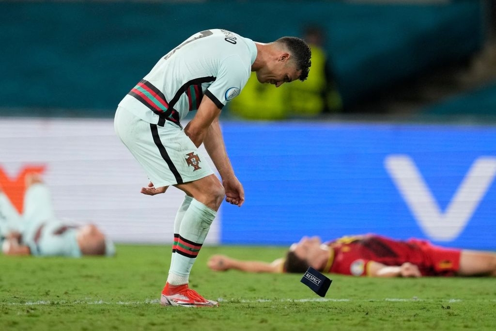 Ronaldo ném chiếc băng đội trưởng, thất vọng khi chứng kiến Bồ Đào Nha bị loại khỏi Euro - Ảnh 4.