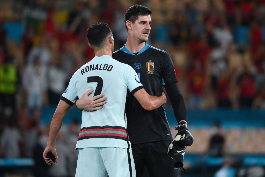 Ronaldo ném chiếc băng đội trưởng, thất vọng khi chứng kiến Bồ Đào Nha bị loại khỏi Euro - Ảnh 7.