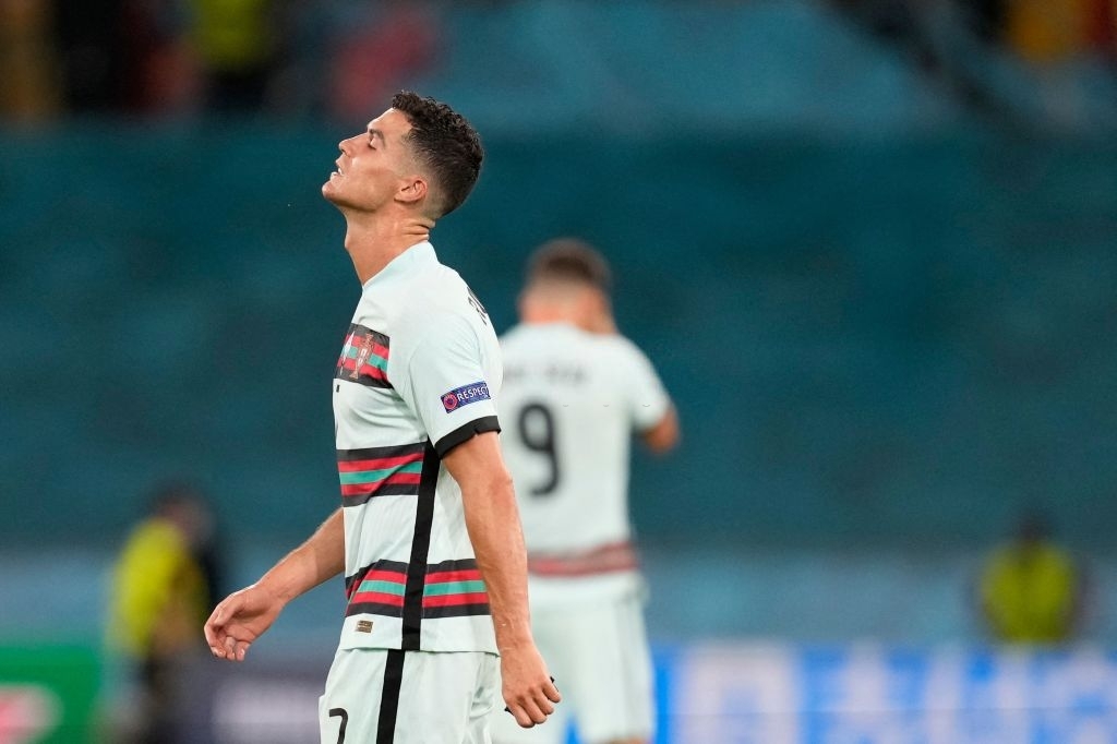 Ronaldo ném chiếc băng đội trưởng, thất vọng khi chứng kiến Bồ Đào Nha bị loại khỏi Euro - Ảnh 9.
