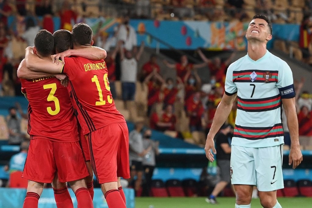 Ronaldo ném chiếc băng đội trưởng, thất vọng khi chứng kiến Bồ Đào Nha bị loại khỏi Euro - Ảnh 2.