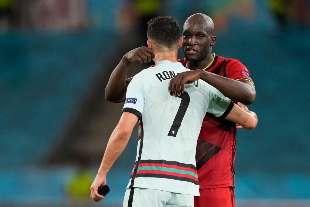 Ronaldo ném chiếc băng đội trưởng, thất vọng khi chứng kiến Bồ Đào Nha bị loại khỏi Euro - Ảnh 8.
