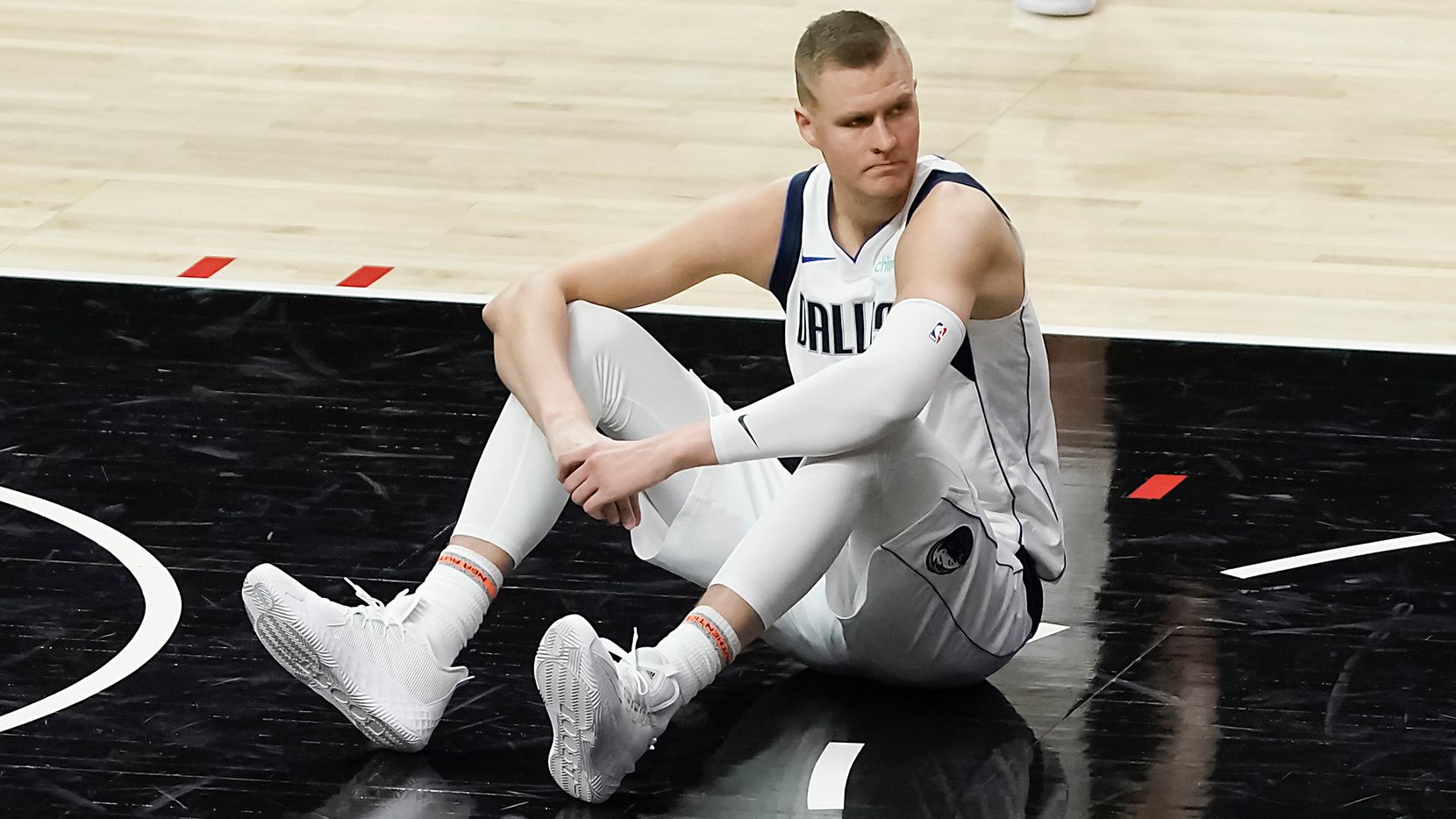 Kristaps Porzingis tới hộp đêm ăn chơi giữa Playoffs khiến Luka Doncic “nóng mắt” - Ảnh 4.