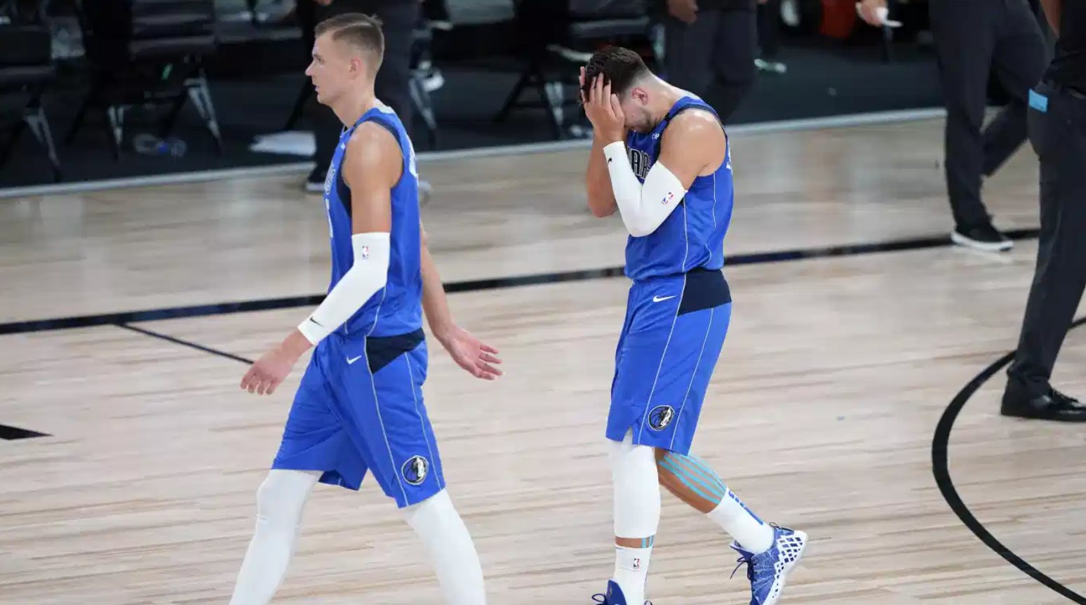 Kristaps Porzingis tới hộp đêm ăn chơi giữa Playoffs khiến Luka Doncic “nóng mắt” - Ảnh 3.