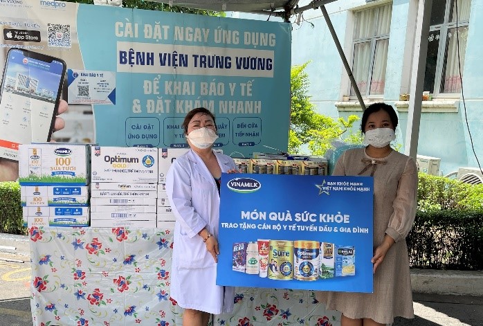Vinamilk Sure Prevent & Optimum Gold trao tặng quà cho các bệnh viện tuyến đầu nhân Ngày Gia đình Việt Nam - Ảnh 2.
