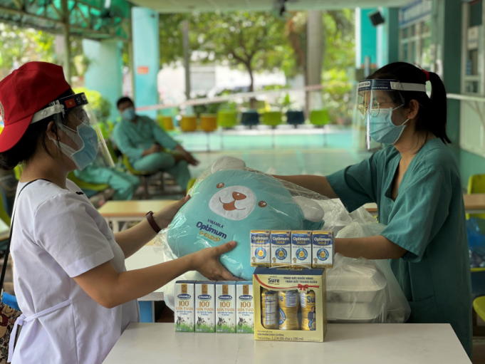 Vinamilk Sure Prevent & Optimum Gold trao tặng quà cho các bệnh viện tuyến đầu nhân Ngày Gia đình Việt Nam - Ảnh 3.