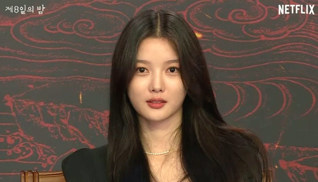 Kim Yoo Jung siết eo siêu nhỏ tại sự kiện, nhưng tá hỏa khi zoom cận mặt vừa dừ vừa giả trân: Hóa ra do Dispatch hại? - Ảnh 5.