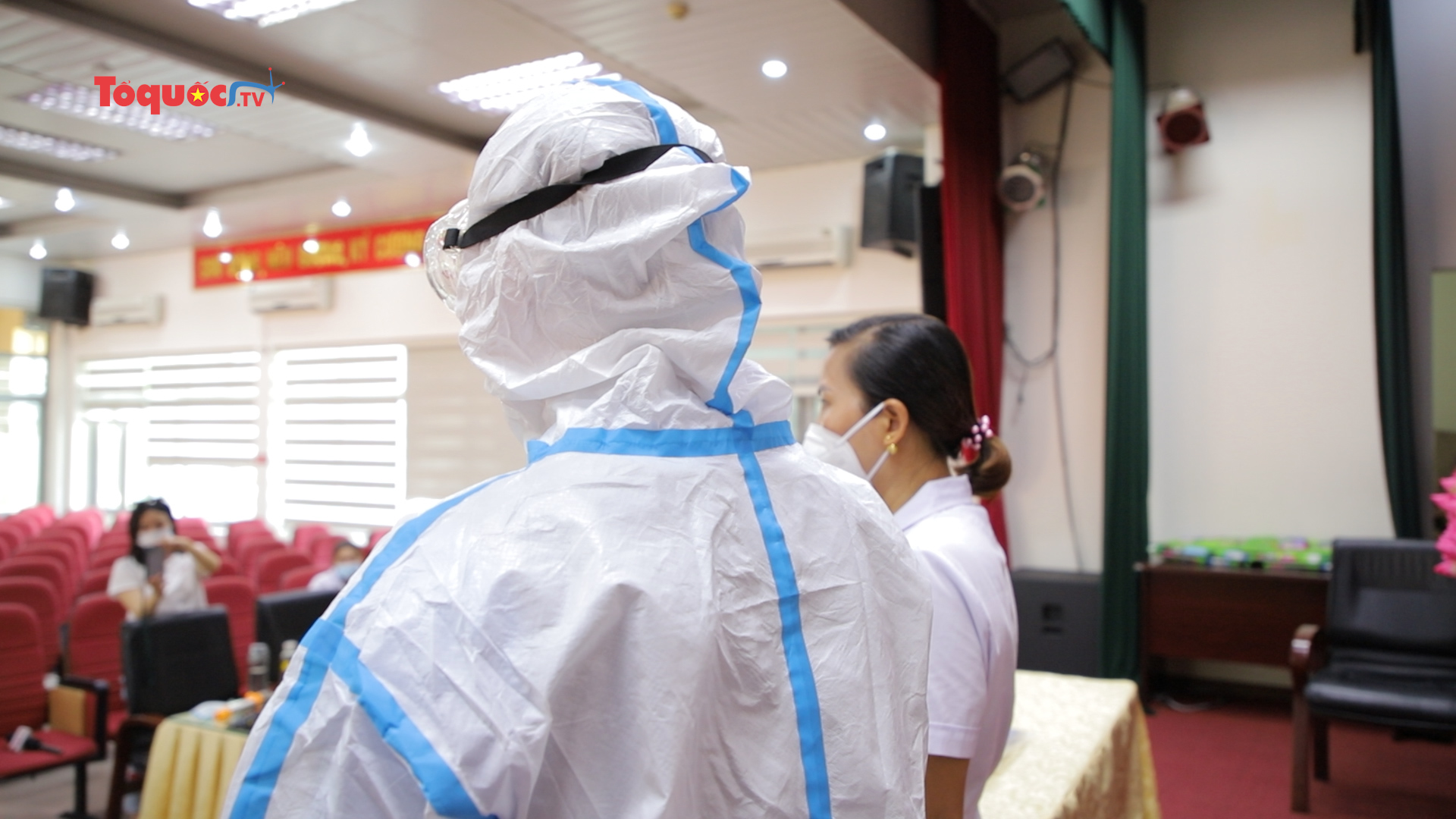 Hơn 60 chiếc áo chống sốc nhiệt đã đến tay các bác sĩ Bệnh viện dã chiến Bắc Giang