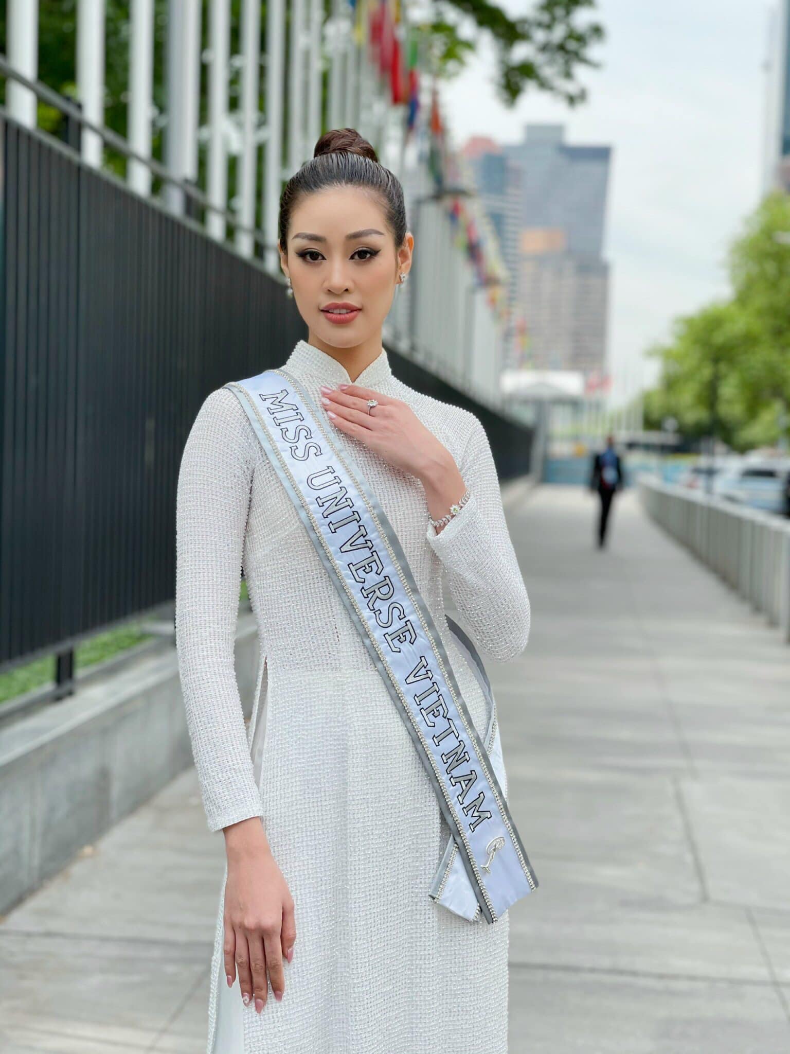 Hoa hậu Khánh Vân cuối cùng đã hoàn thành 21 ngày cách ly hậu Miss Universe 2020, tung bộ ảnh kỷ niệm mà visual ấn tượng quá - Ảnh 6.
