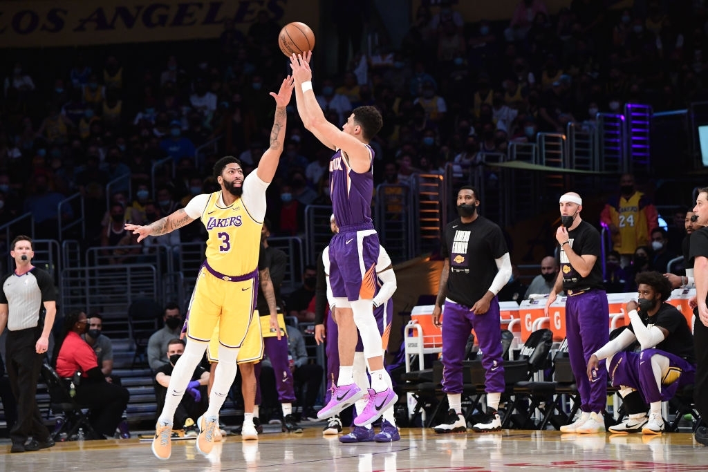 LeBron James đánh rơi kỉ lục trong ngày Devin Booker rực cháy - Ảnh 2.