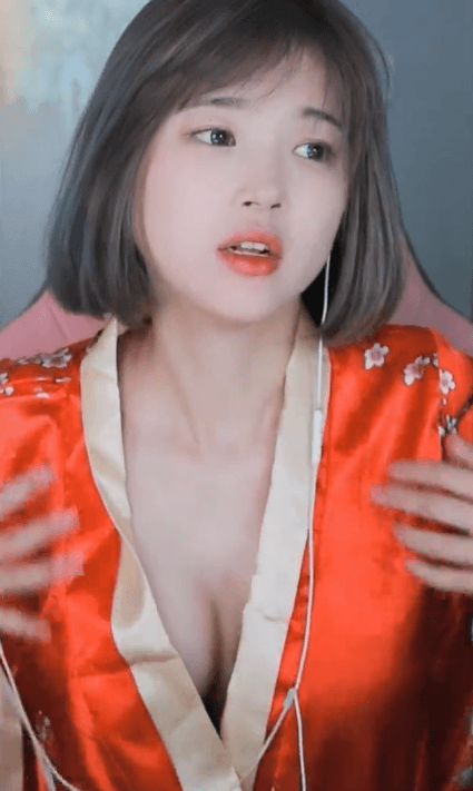 Tự tụt vai áo. lau mồ hôi vòng một, nữ streamer xinh đẹp bất ngờ nhận cơn mưa donate từ người xem - Ảnh 8.