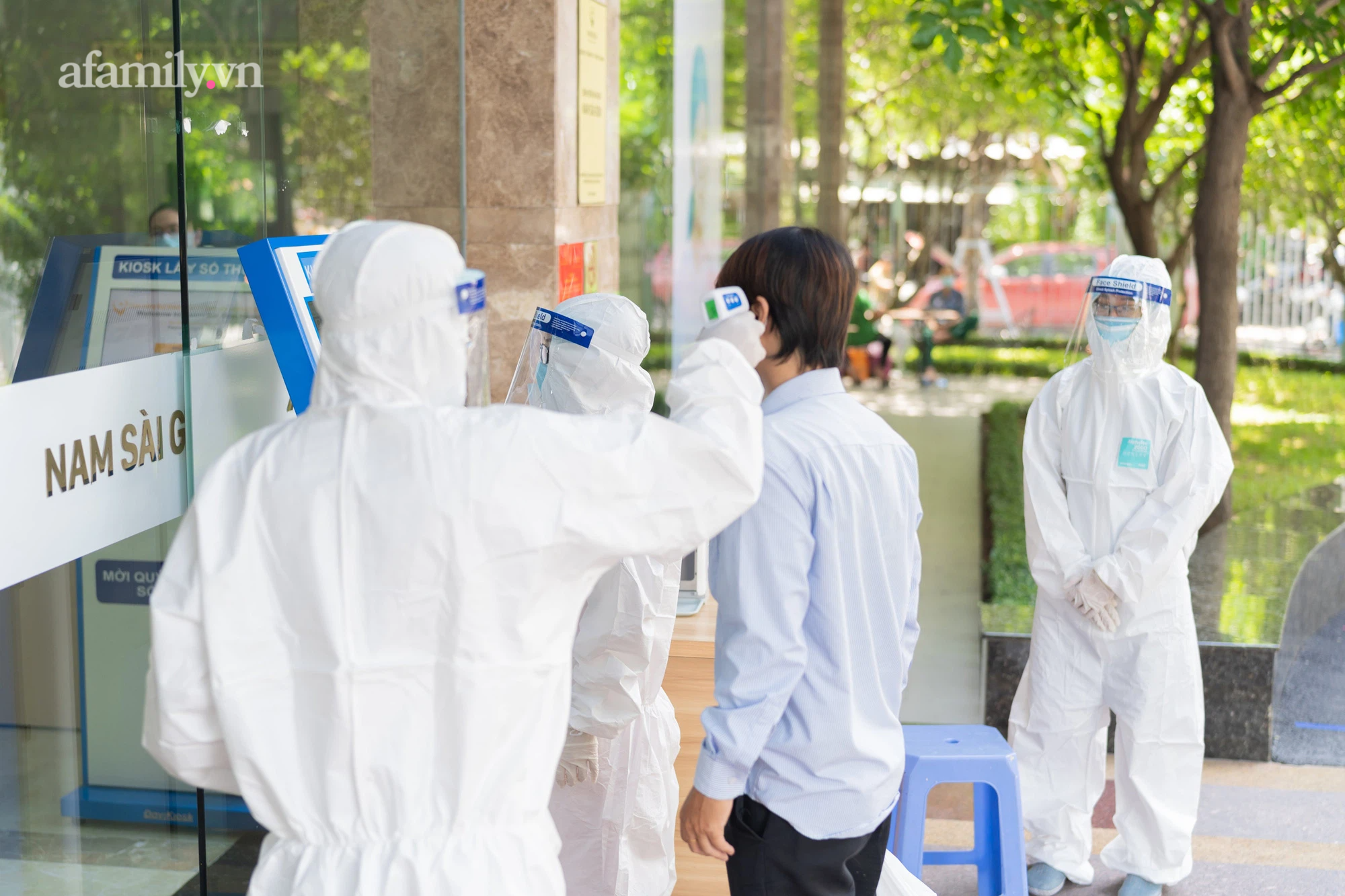 TP.HCM chuyển 2 người mắc COVID-19 từ Cần Giờ vào Bệnh viện Bệnh Nhiệt đới, hiện còn 5 bệnh nhân rất nặng - Ảnh 3.