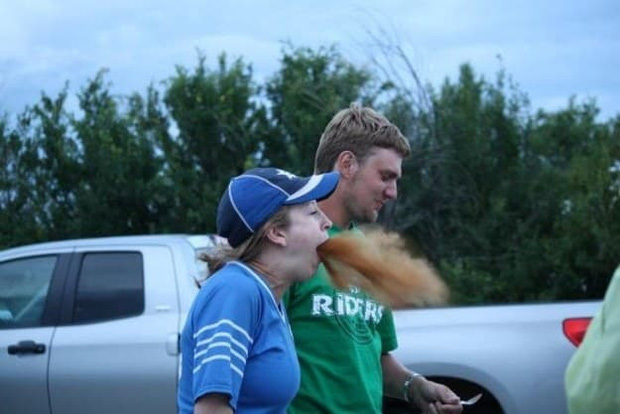 Những bức hình dìm hàng được chụp vào đúng thời điểm đầy hài hước - Ảnh 2.