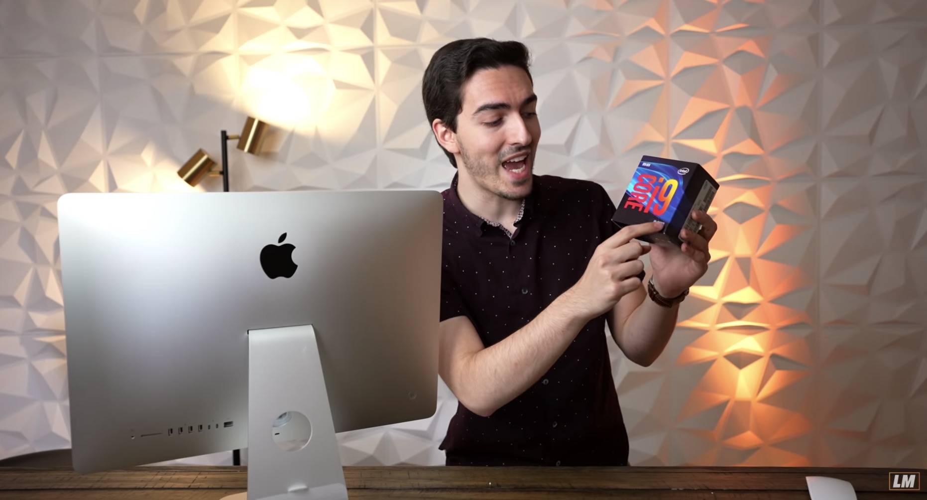 Apple iMac 2019 độ chip Intel Core i9 đọ sức với iMac M1 24 inch, bên nào sẽ thắng? - Ảnh 1. Apple iMac 2019 độ chip Intel Core i9 đọ sức với iMac M1 24 inch, bên nào sẽ thắng? - Ảnh 1.