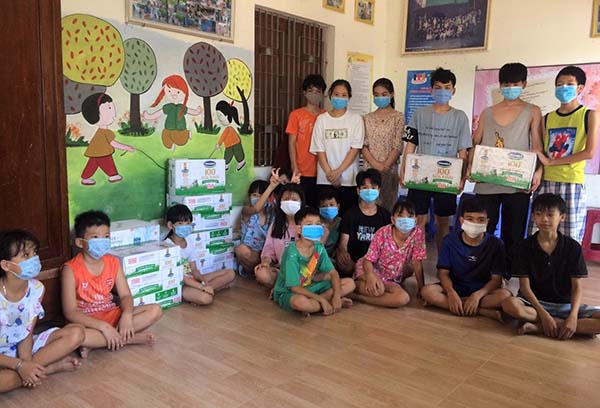Vinamilk và Quỹ Sữa Vươn Cao Việt Nam đến với trẻ em đang cách ly tại Điện Biên - Ảnh 2.