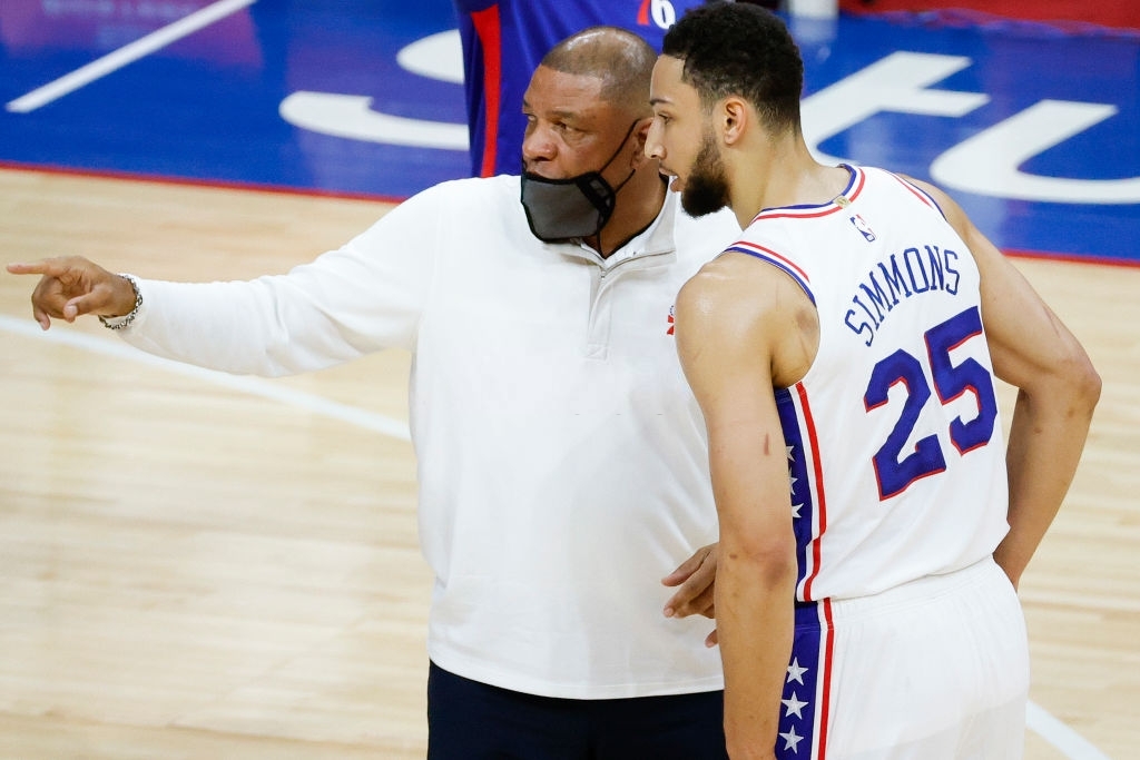 Ben Simmons bị &quot;đối xử&quot; bất công, HLV Doc Rivers lên tiếng bênh vực cậu học trò - Ảnh 4.