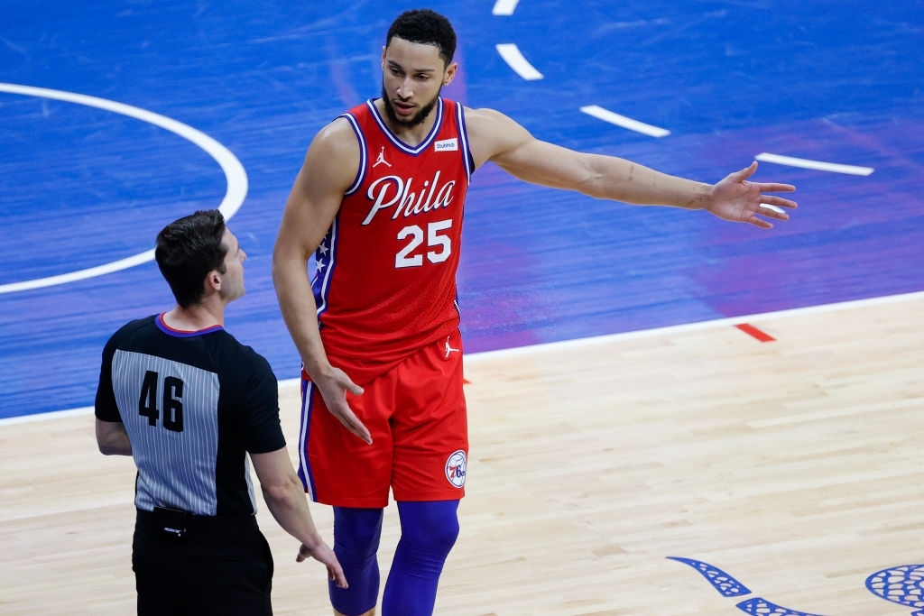 Ben Simmons bị &quot;đối xử&quot; bất công, HLV Doc Rivers lên tiếng bênh vực cậu học trò - Ảnh 1.