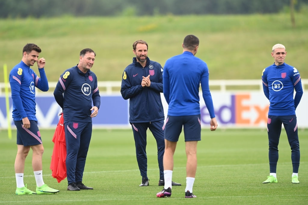 Mason Mount điển trai khi cùng các đồng đội chuẩn bị cho trận tứ kết Euro 2020 - Ảnh 6.