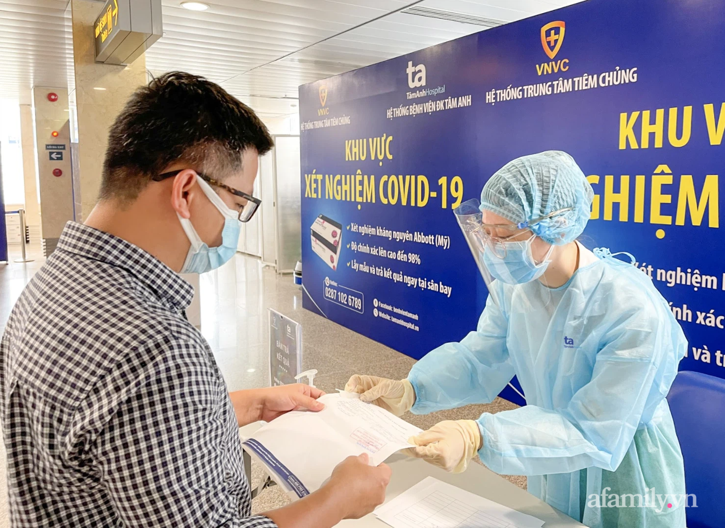 TP.HCM: Triển khai xét nghiệm COVID-19 ngay tại sân bay Tân Sơn Nhất cho hành khách cần &quot;giấy thông hành&quot; để lên máy bay - Ảnh 3.