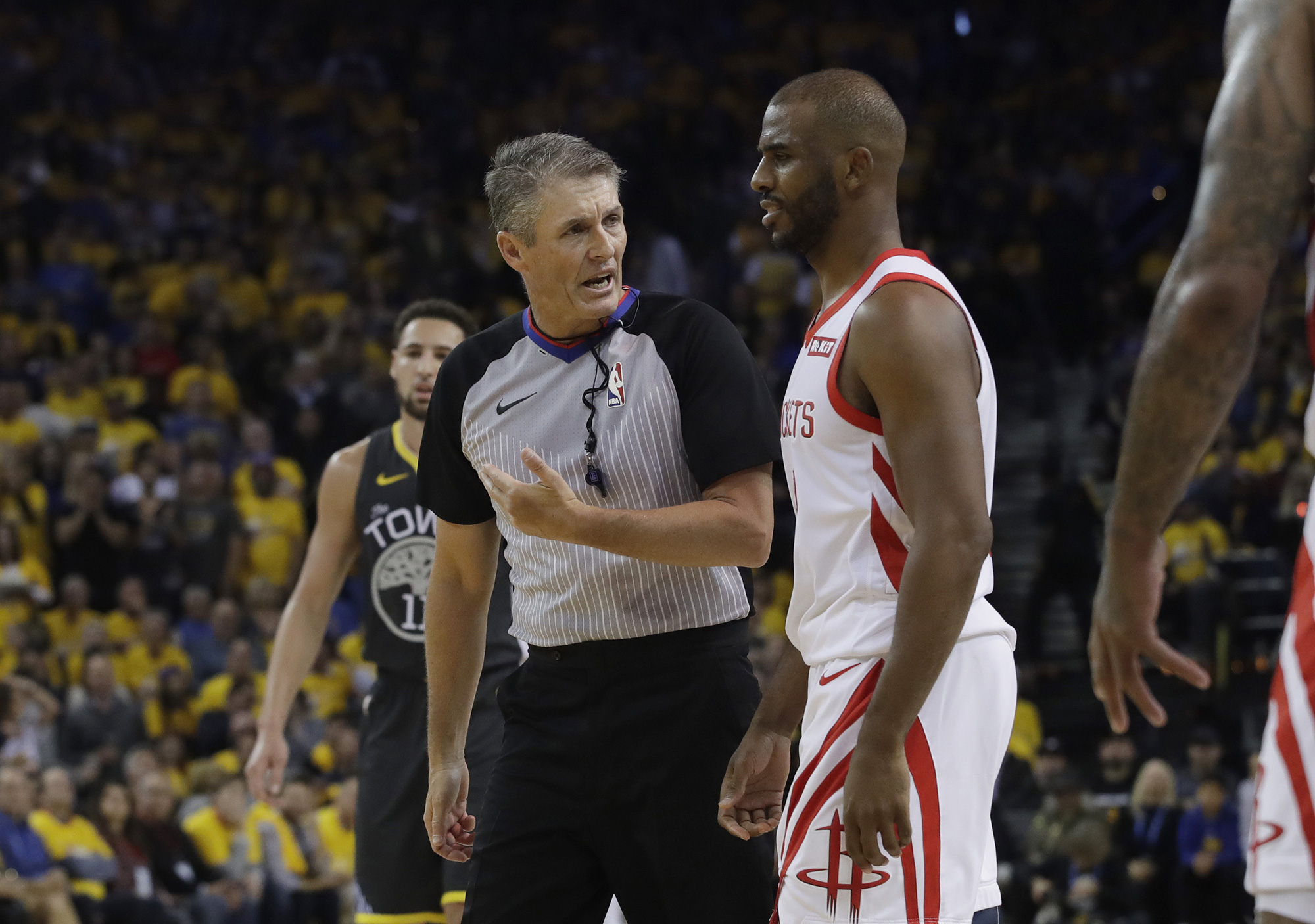 Trọng tài Scott Foster: “Sao chổi” của Chris Paul - Ảnh 1.