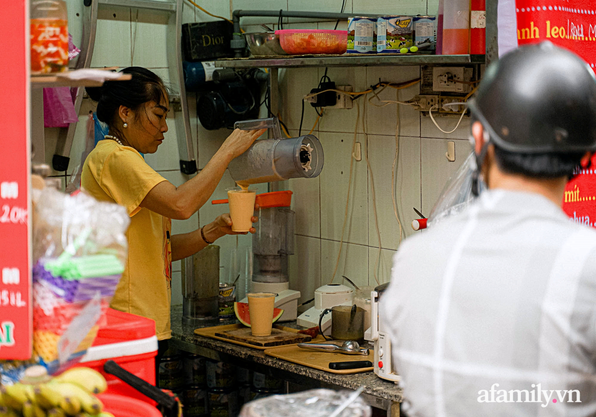 Nắng nóng mới bắt đầu, tiệm nước ép hoa quả chỉ 3m2 trong con ngõ bé xíu ở Hà Nội thu lời cả chục triệu nhờ bán 700 cốc mỗi ngày - Ảnh 5.