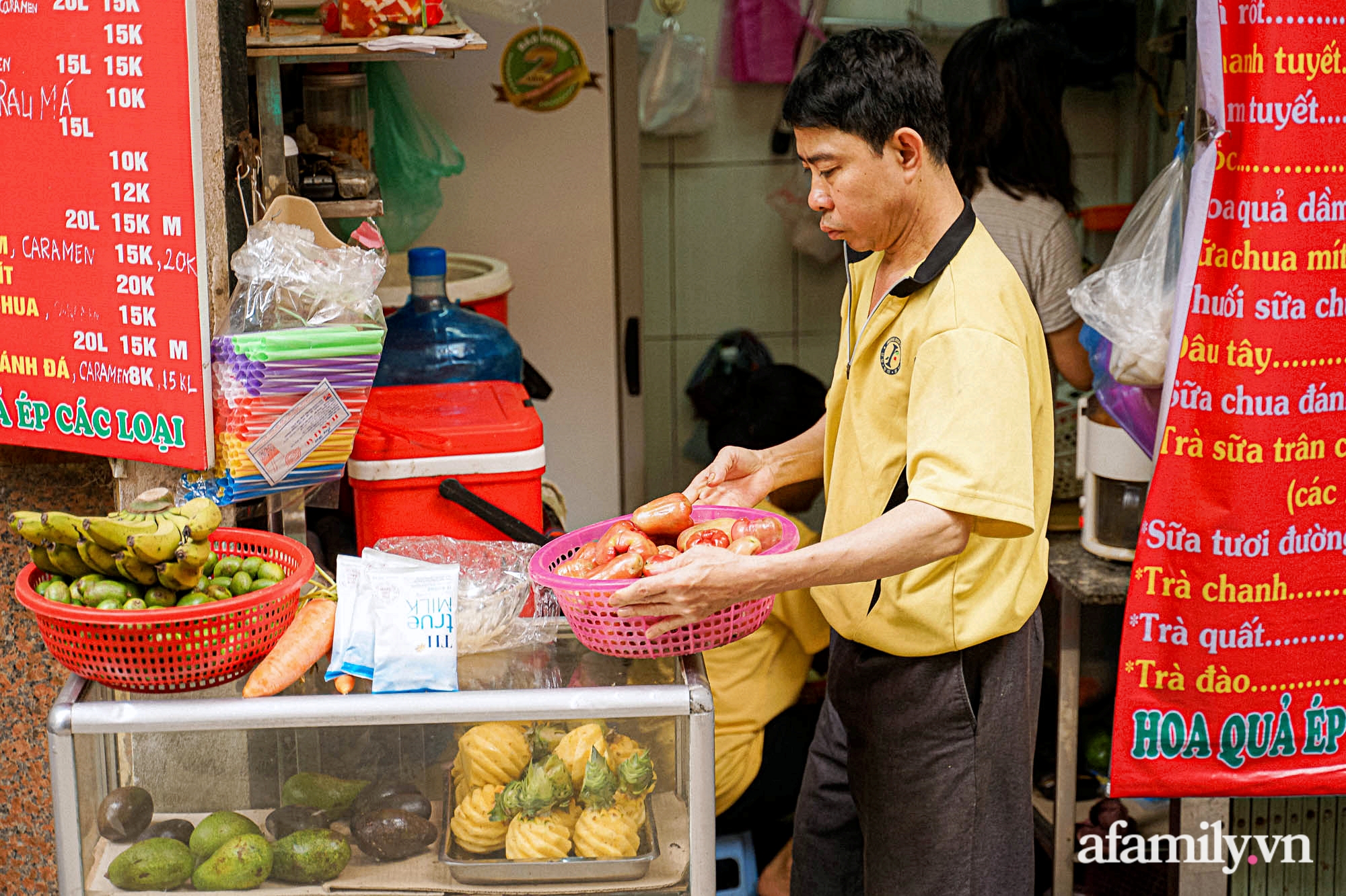 Nắng nóng mới bắt đầu, tiệm nước ép hoa quả chỉ 3m2 trong con ngõ bé xíu ở Hà Nội thu lời cả chục triệu nhờ bán 700 cốc mỗi ngày - Ảnh 2.
