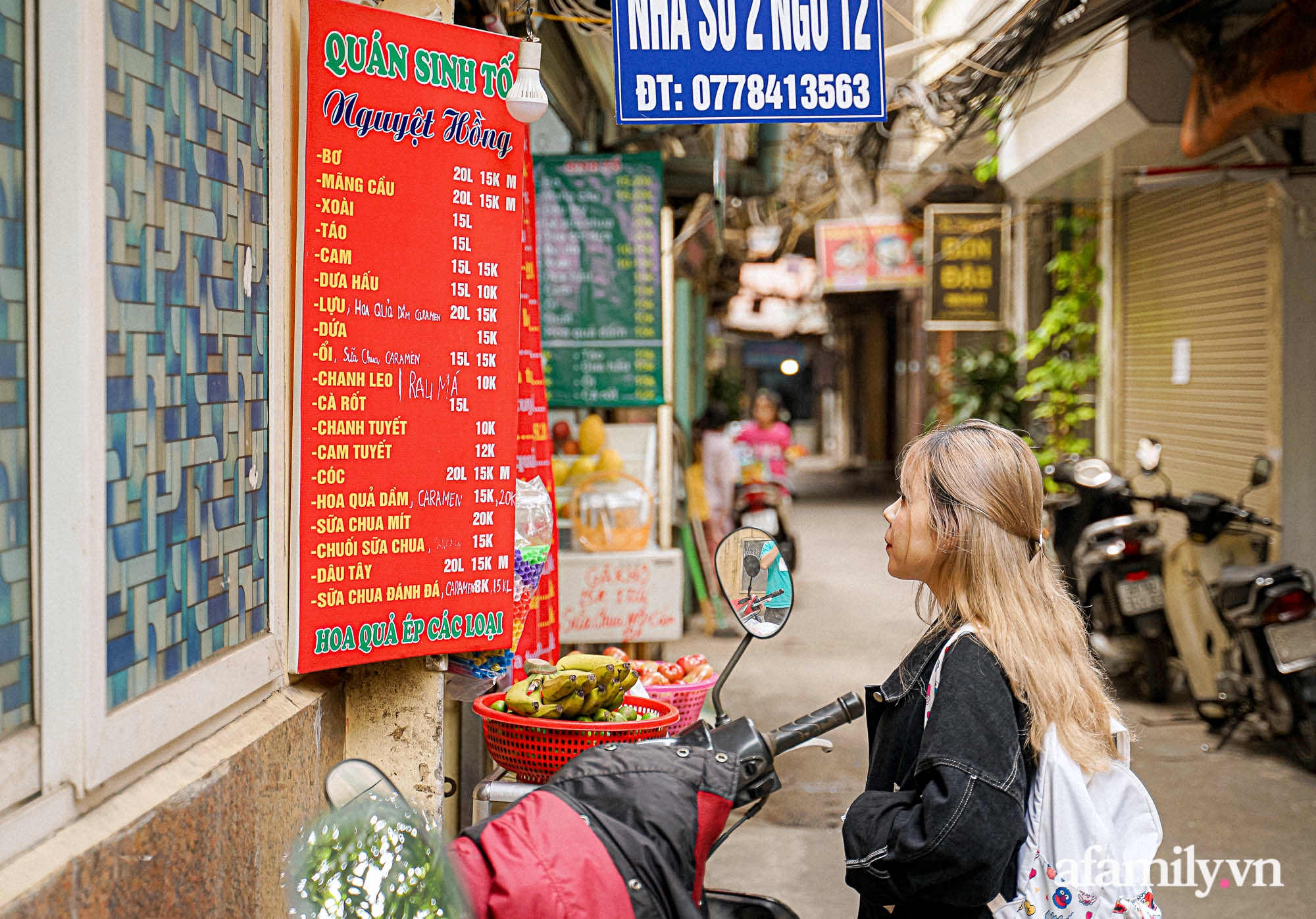 Nắng nóng mới bắt đầu, tiệm nước ép hoa quả chỉ 3m2 trong con ngõ bé xíu ở Hà Nội thu lời cả chục triệu nhờ bán 700 cốc mỗi ngày - Ảnh 4.