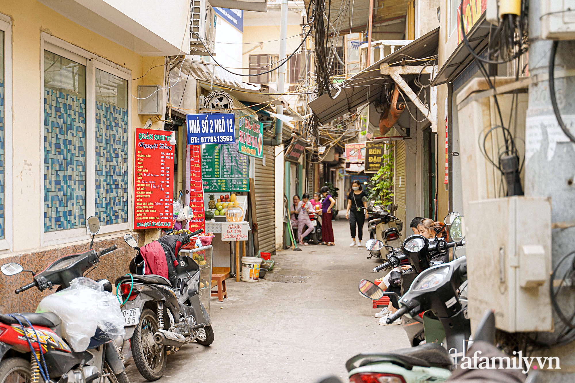 Nắng nóng mới bắt đầu, tiệm nước ép hoa quả chỉ 3m2 trong con ngõ bé xíu ở Hà Nội thu lời cả chục triệu nhờ bán 700 cốc mỗi ngày - Ảnh 1.