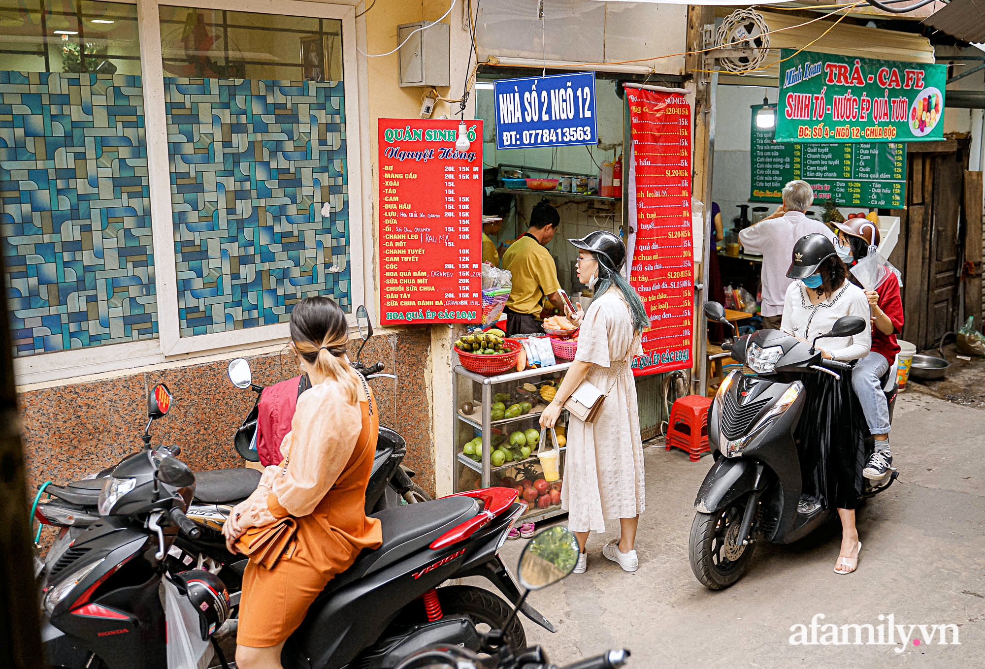 Nắng nóng mới bắt đầu, tiệm nước ép hoa quả chỉ 3m2 trong con ngõ bé xíu ở Hà Nội thu lời cả chục triệu nhờ bán 700 cốc mỗi ngày - Ảnh 3.
