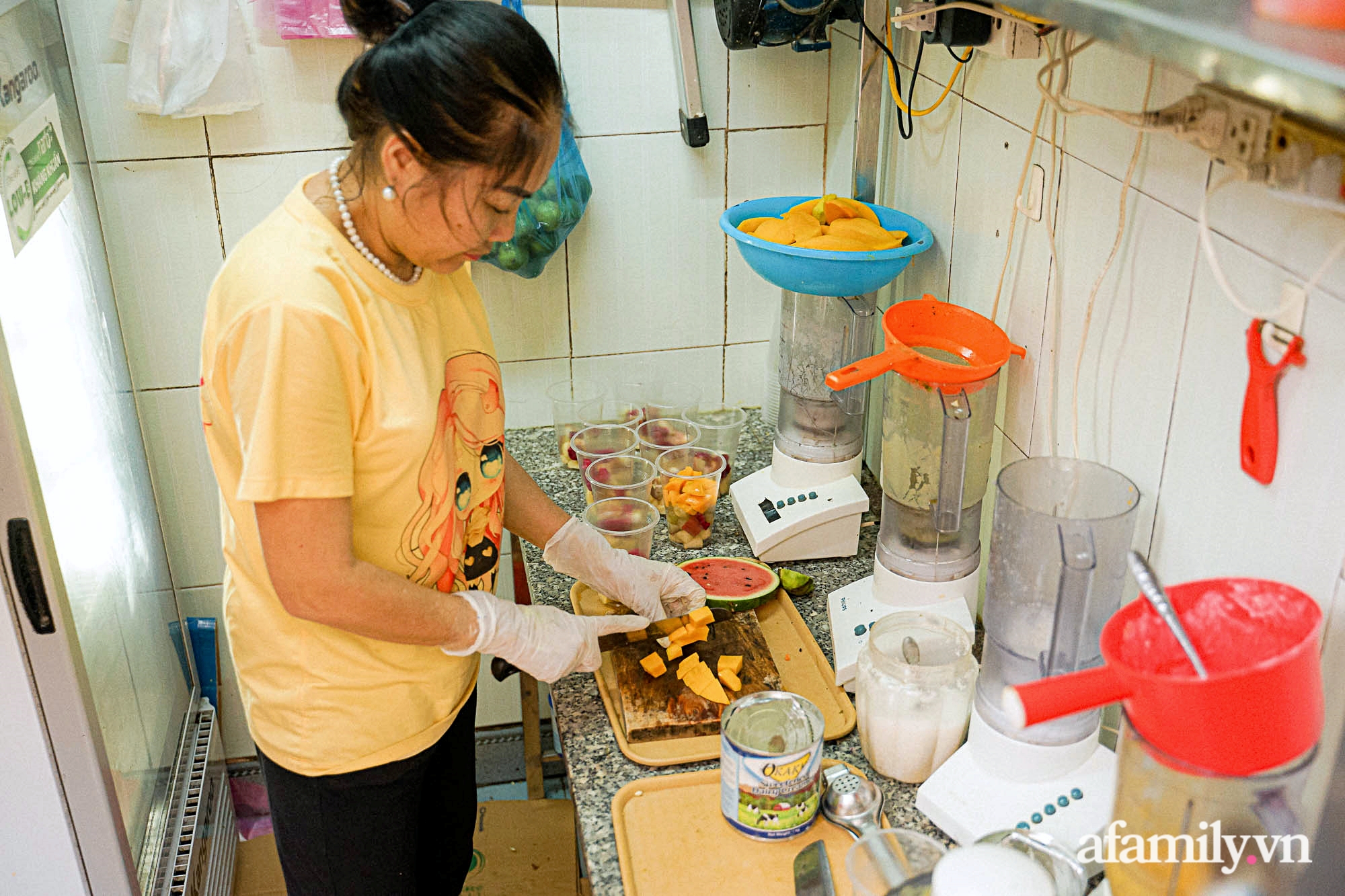 Nắng nóng mới bắt đầu, tiệm nước ép hoa quả chỉ 3m2 trong con ngõ bé xíu ở Hà Nội thu lời cả chục triệu nhờ bán 700 cốc mỗi ngày - Ảnh 8.