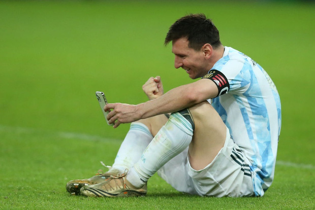 3 con trai của Lionel Messi có hành động siêu dễ thương mừng bố vô địch Copa America - Ảnh 1.