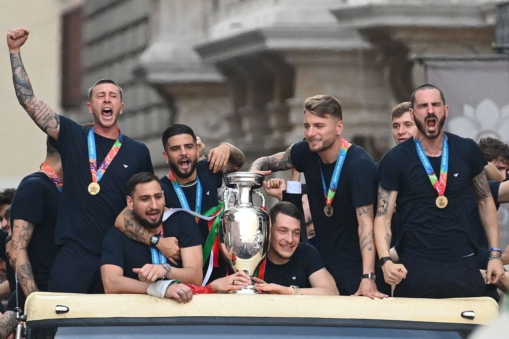 Italy diễu hành mừng chức vô địch Euro 2020 - Ảnh 4.