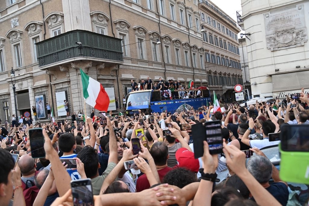 Italy diễu hành mừng chức vô địch Euro 2020 - Ảnh 5.