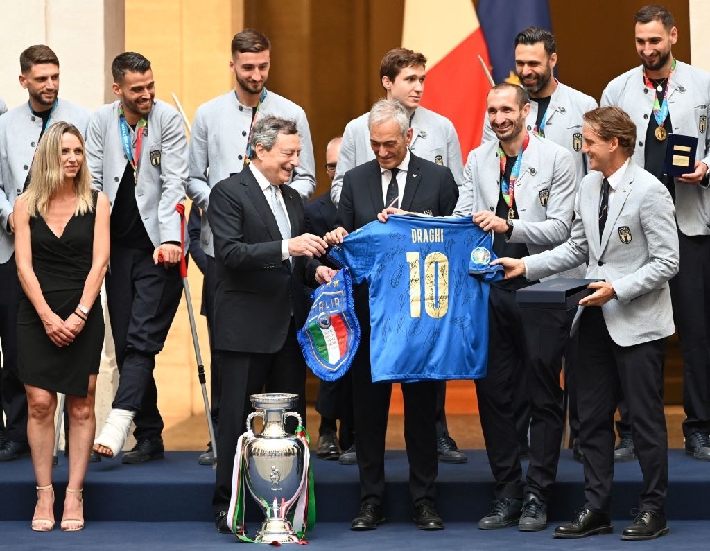 Italy diễu hành mừng chức vô địch Euro 2020 - Ảnh 1.