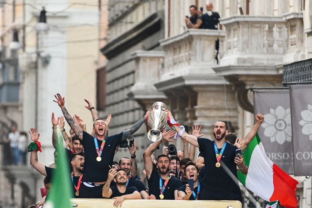 Italy diễu hành mừng chức vô địch Euro 2020 - Ảnh 3.