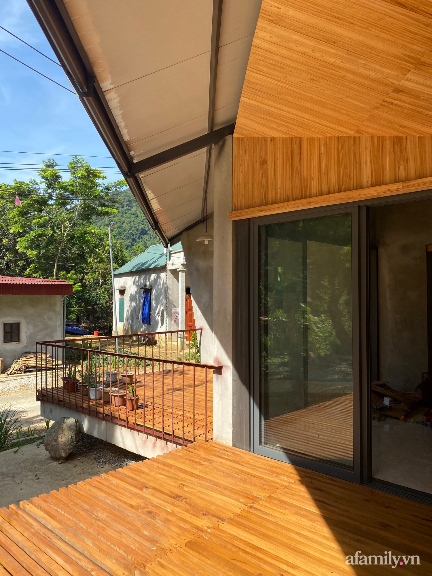 Ngôi nhà mát rượi dưới nắng gắt mùa hè nhờ thiết kế mái hai tầng và ống khói 3 mét ở Thanh Hóa - Ảnh 13.