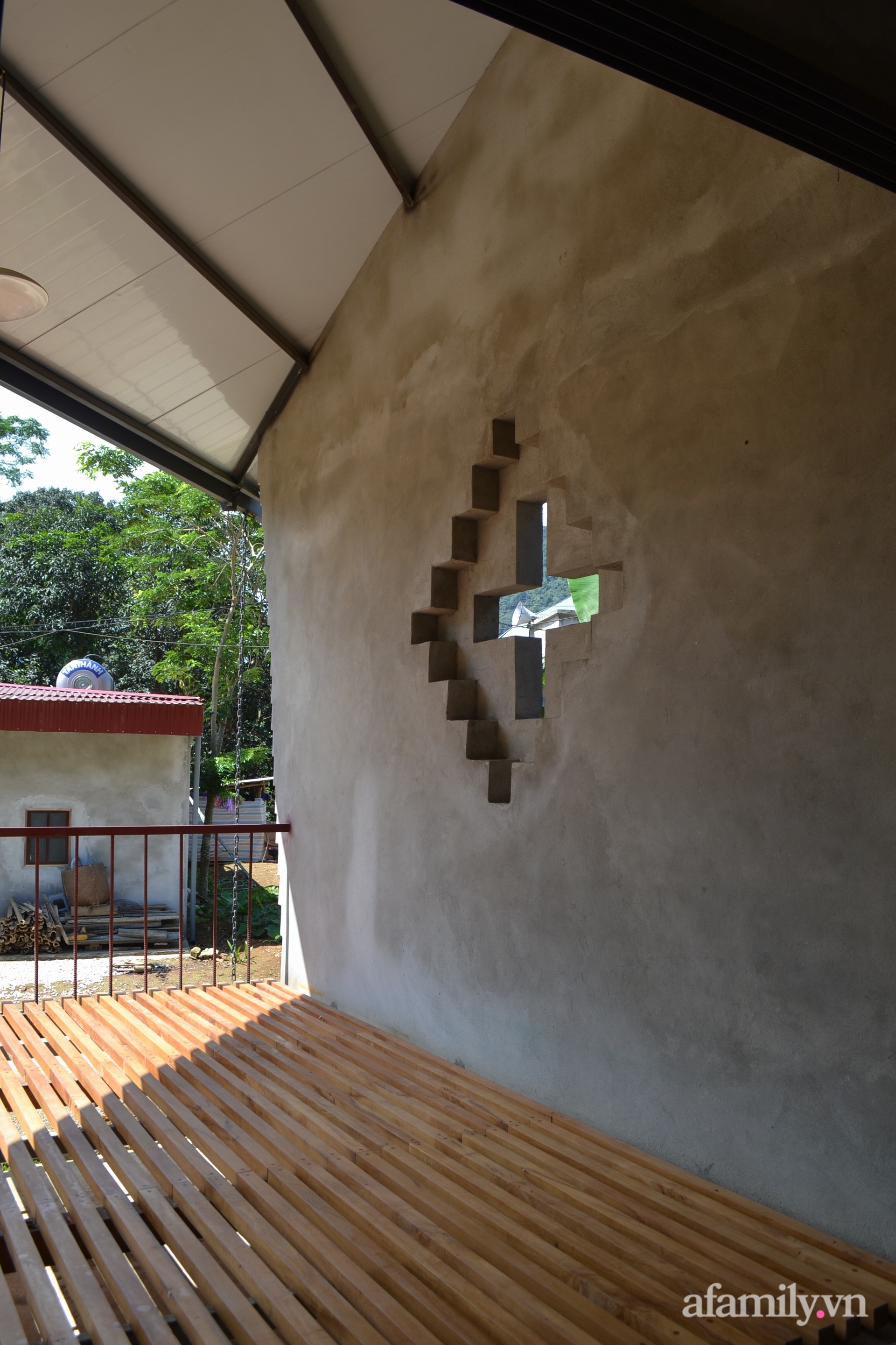 Ngôi nhà mát rượi dưới nắng gắt mùa hè nhờ thiết kế mái hai tầng và ống khói 3 mét ở Thanh Hóa - Ảnh 12.